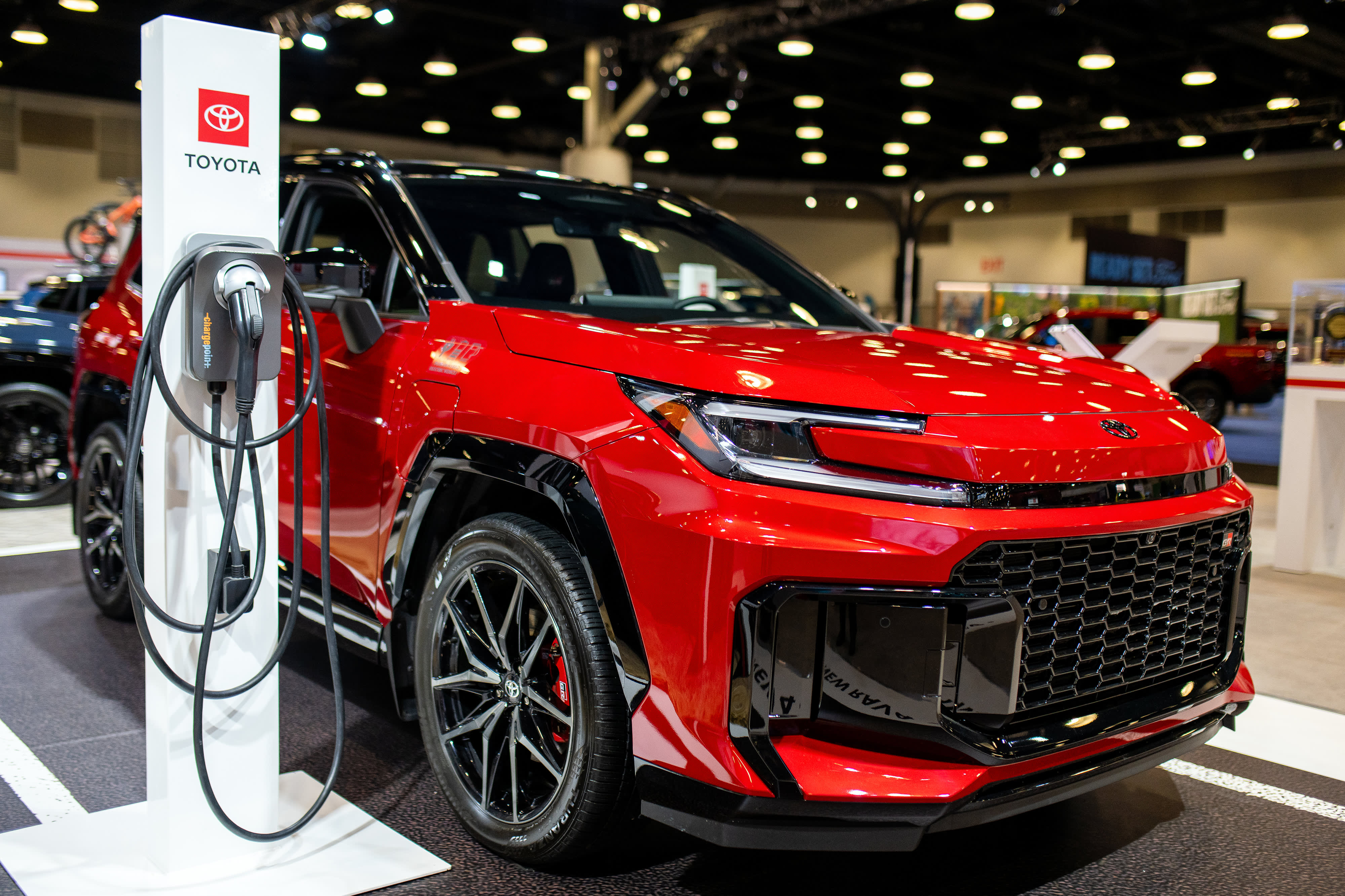 Toyota RAV4: дефицит гибридов и рекордный спрос в США