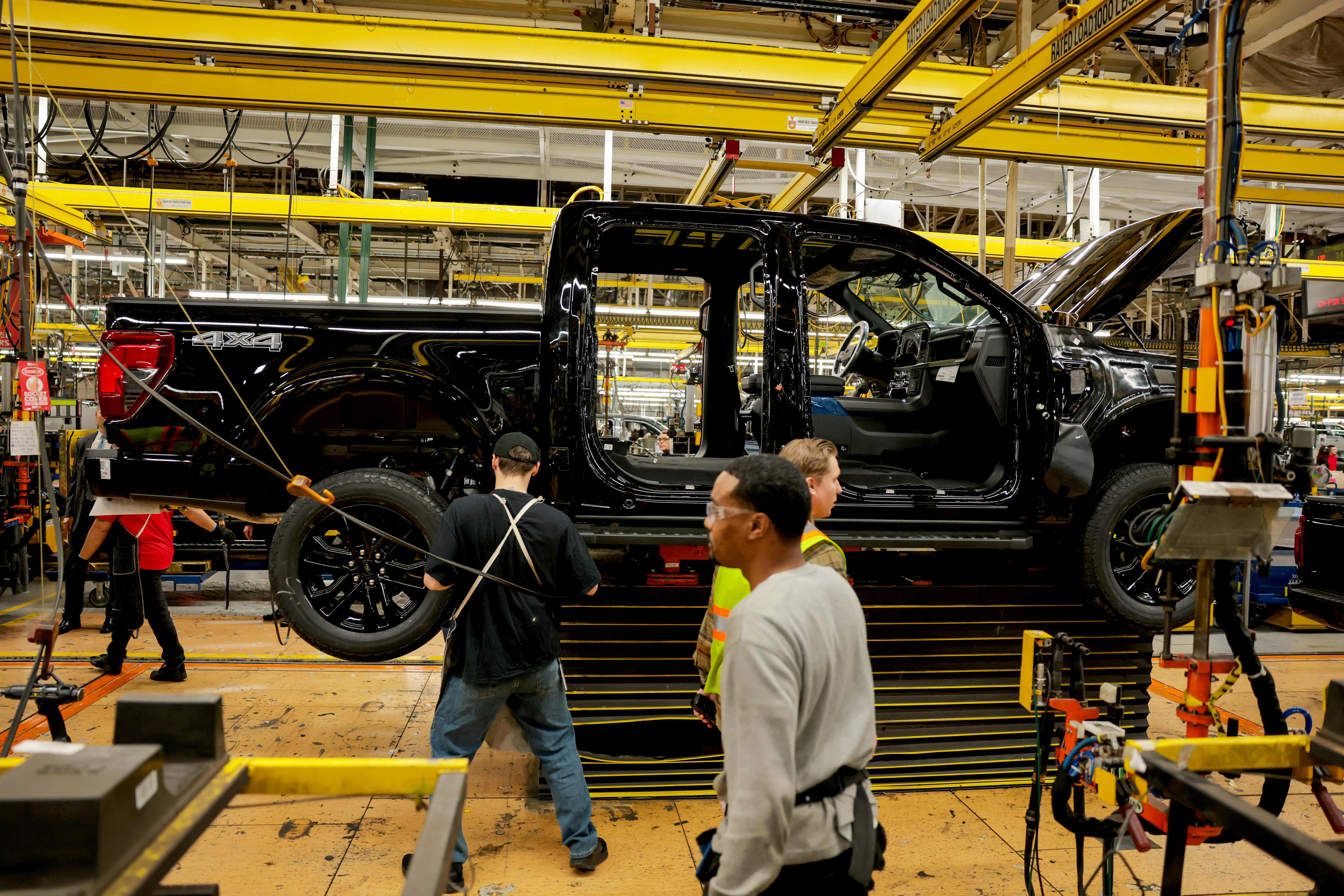 شاحنات فورد F-150 في موقف السيارات