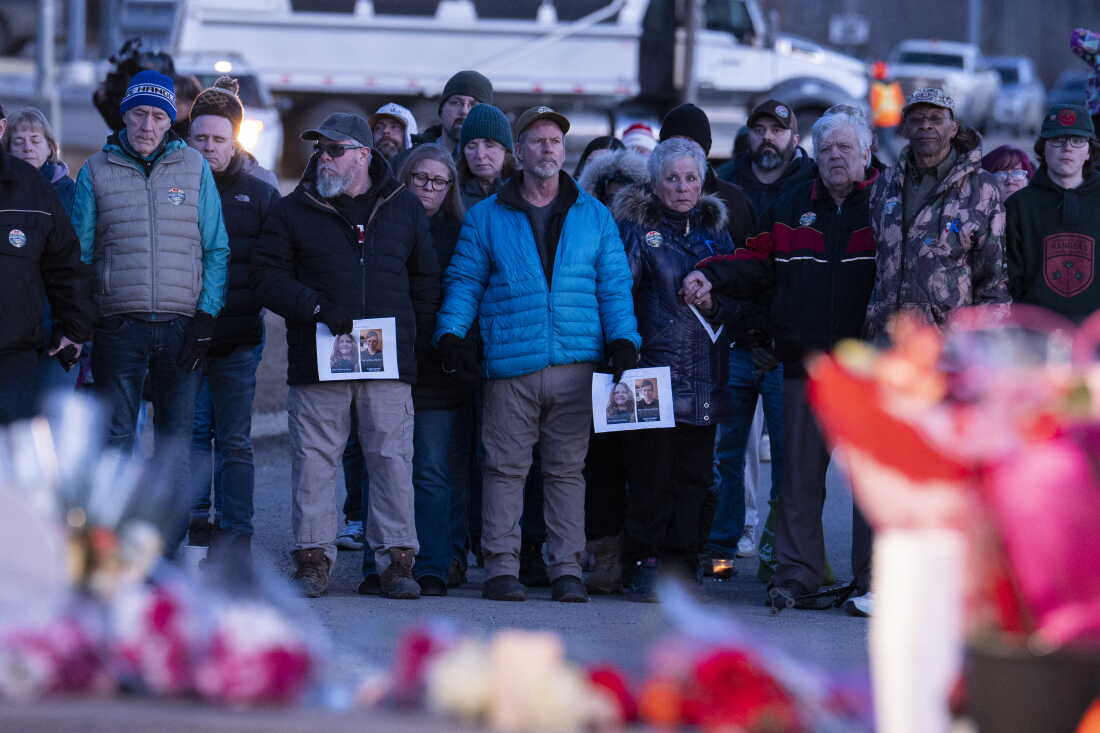 Vigilia en memoria de las víctimas del tiroteo en Tumbler Ridge