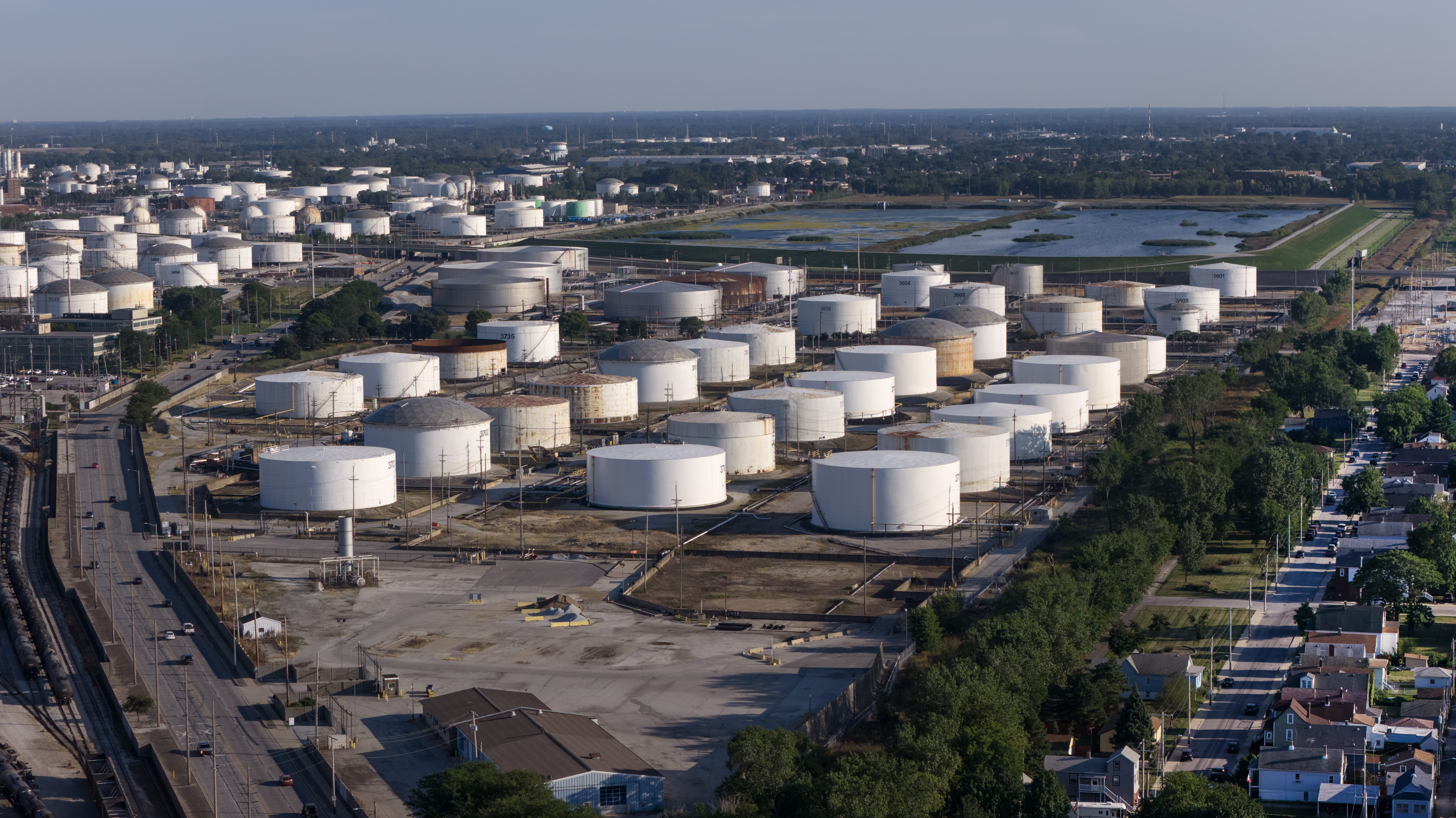 Wealthy Investors Chase Oil and Gas Assets as Bargains Vanish