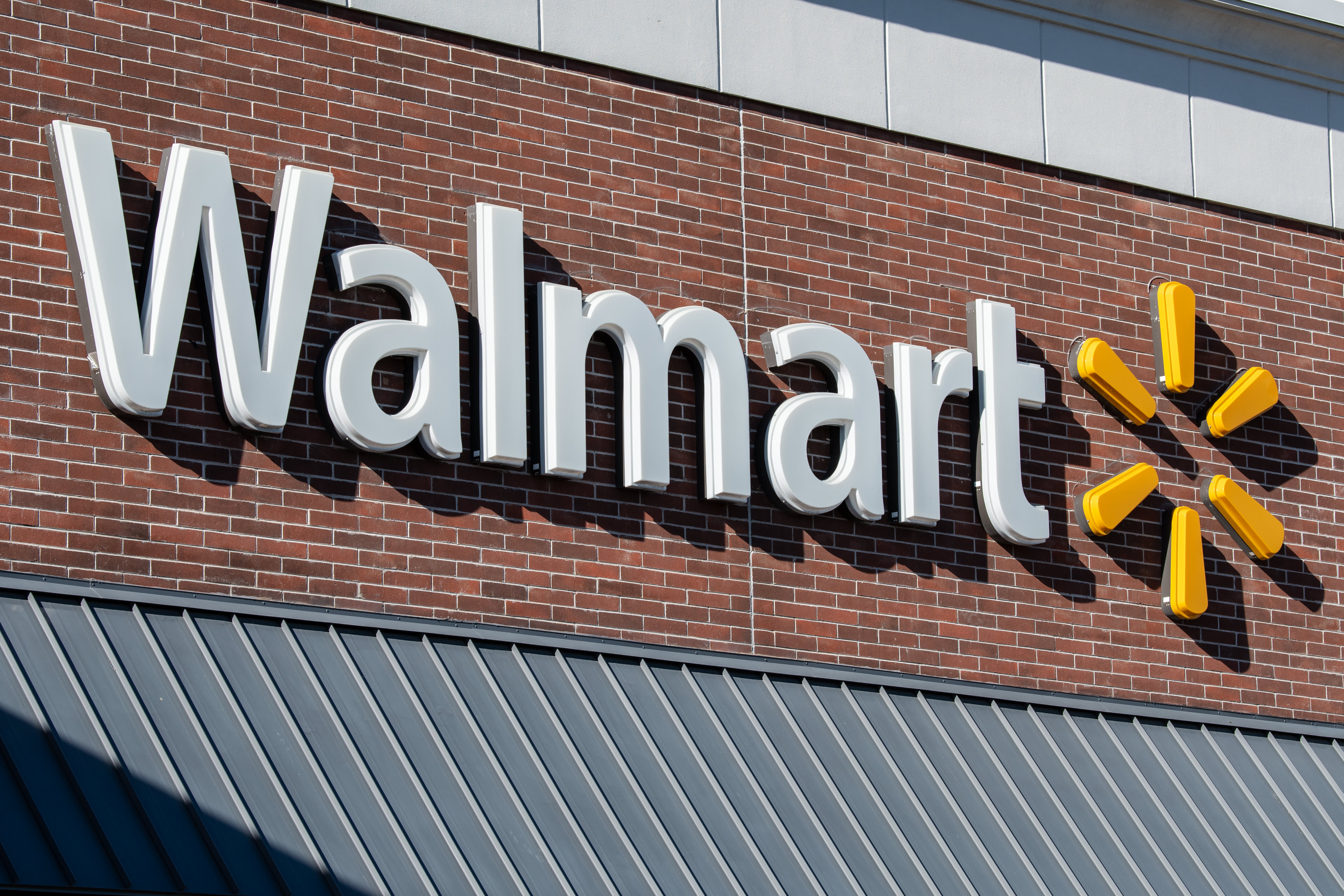 Walmart, 'Shop to Light' 기능으로 쇼핑 경험 혁신, AI 기반 디지털 진열장 도입 가속화