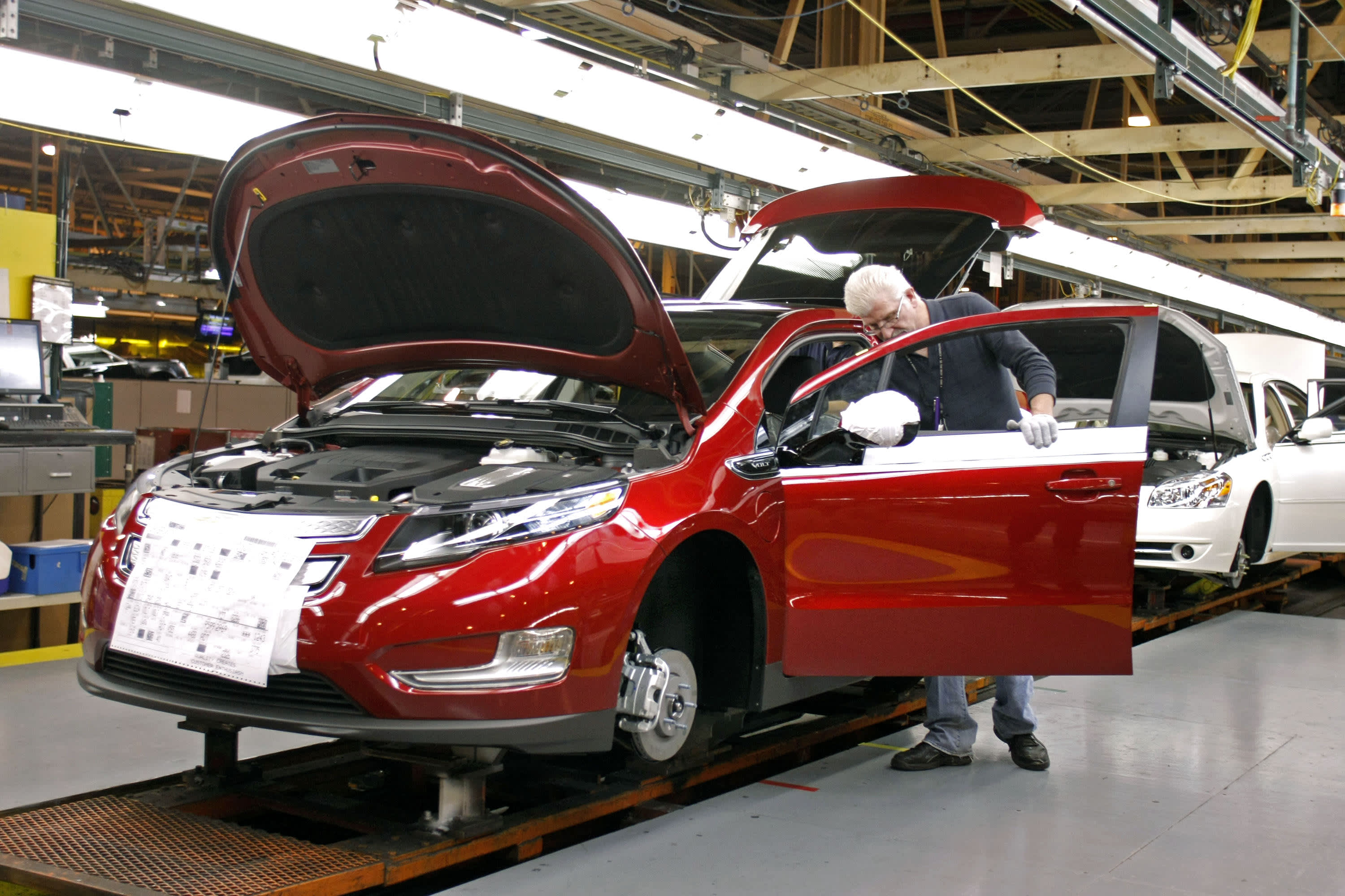 GM anuncia vehículos híbridos ante creciente demanda del mercado