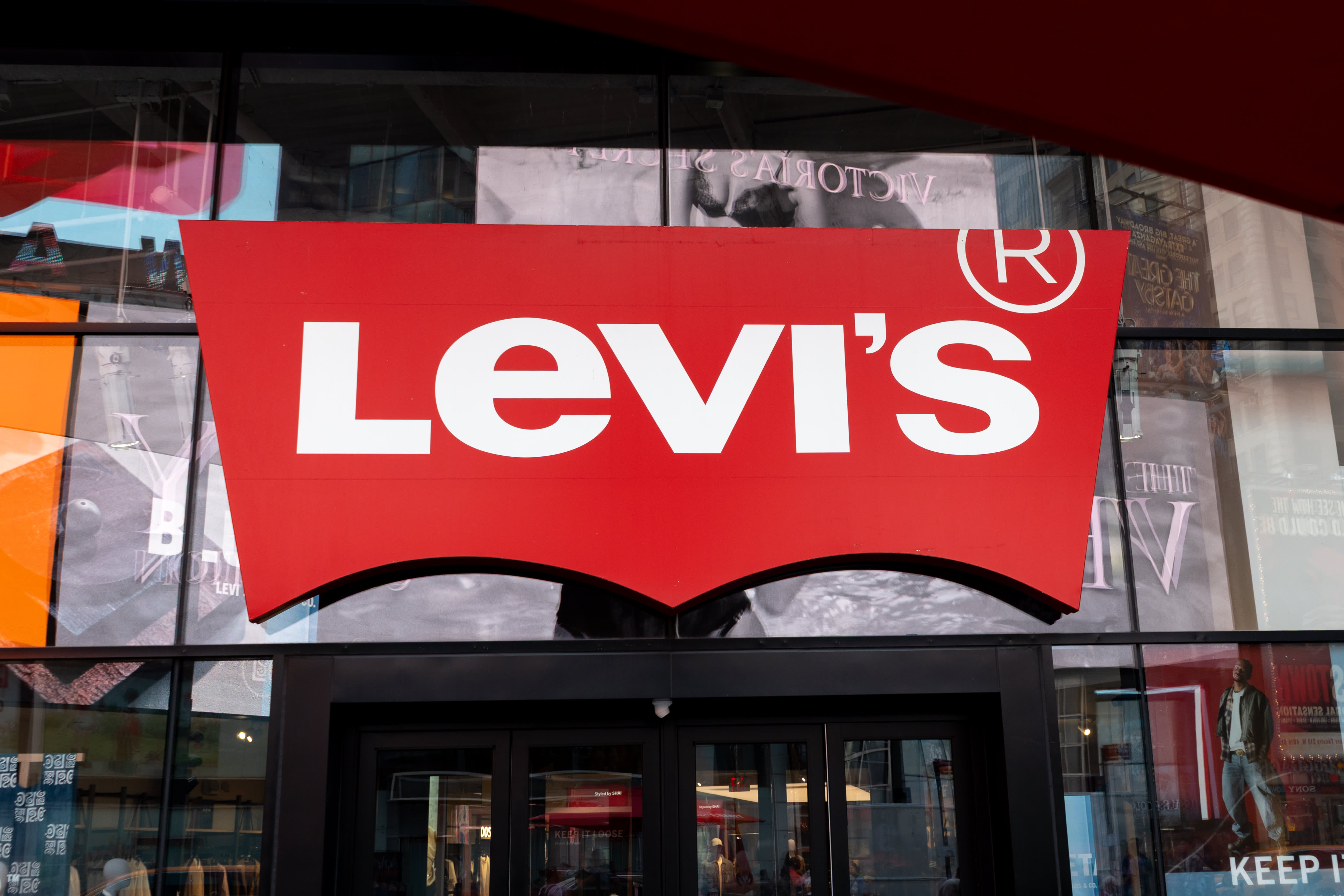 Levi Strauss Q3 2026: Profit Guidance Hikes Amid Tariff Refunds and DTC Challenges